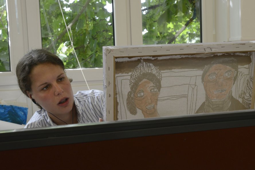 Britt Damsma aan het werk in het atelier