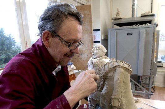 Mark Veen aan het werk in het atelier